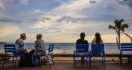 愿你累了有人疼,哭了有人哄