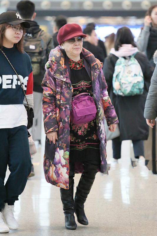 不戴假發(fā)的李谷一太真實(shí)！機(jī)場(chǎng)穿花棉襖像農(nóng)家奶奶，和舞臺(tái)差距大-圖2