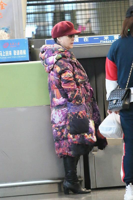 不戴假發(fā)的李谷一太真實(shí)！機(jī)場(chǎng)穿花棉襖像農(nóng)家奶奶，和舞臺(tái)差距大-圖3