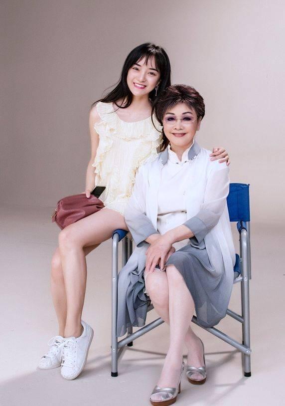 不戴假發(fā)的李谷一太真實(shí)！機(jī)場(chǎng)穿花棉襖像農(nóng)家奶奶，和舞臺(tái)差距大-圖4