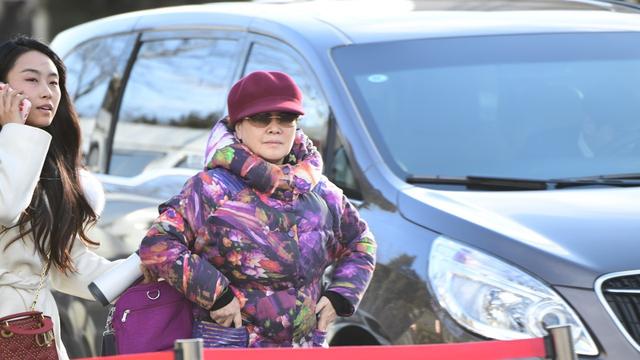 不戴假發(fā)的李谷一太真實(shí)！機(jī)場(chǎng)穿花棉襖像農(nóng)家奶奶，和舞臺(tái)差距大-圖1