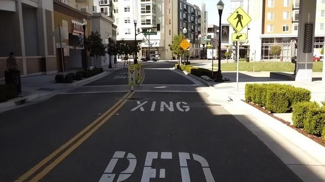 國外斑馬線上的“XING”是什么意思？千萬別當成拼音！-圖1