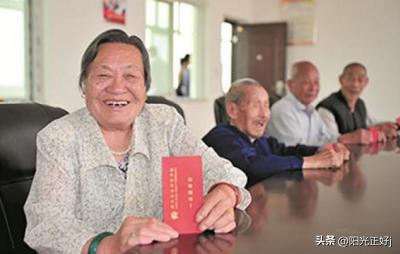 今年高齡補貼面臨“調整”，退休老人“笑開花”，看看是否有你？-圖2