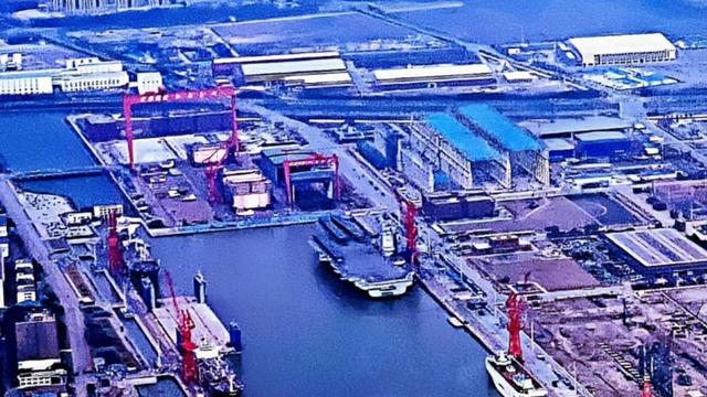 一夜過后，上海江南廠內，新航母的旁邊，又一艘巨艦突然出現了-圖1