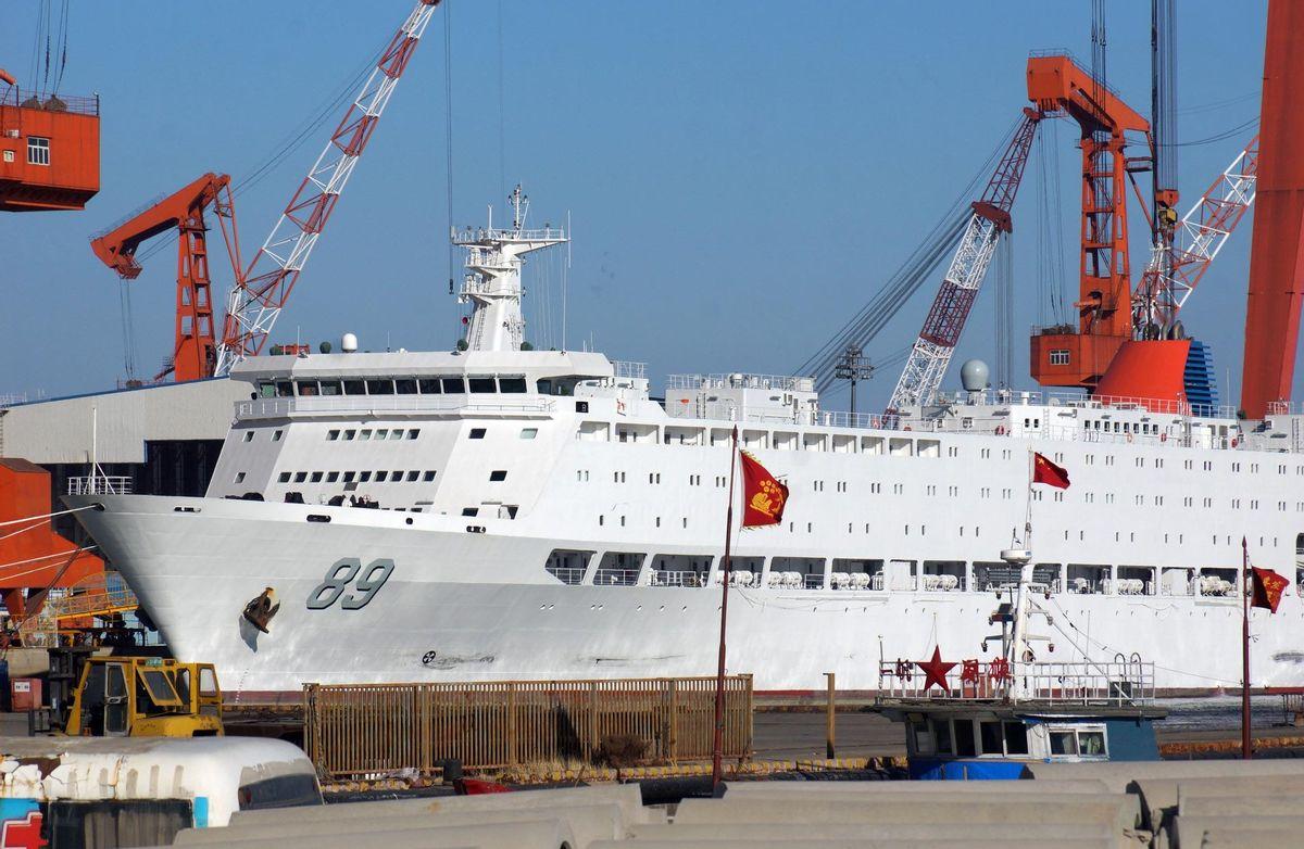 一夜過后，上海江南廠內，新航母的旁邊，又一艘巨艦突然出現了-圖3