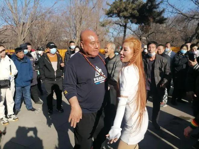 大快人心！沈陽勞動公園“鉆褲襠”“掛滿大媽”等不雅舞姿被整治-圖2