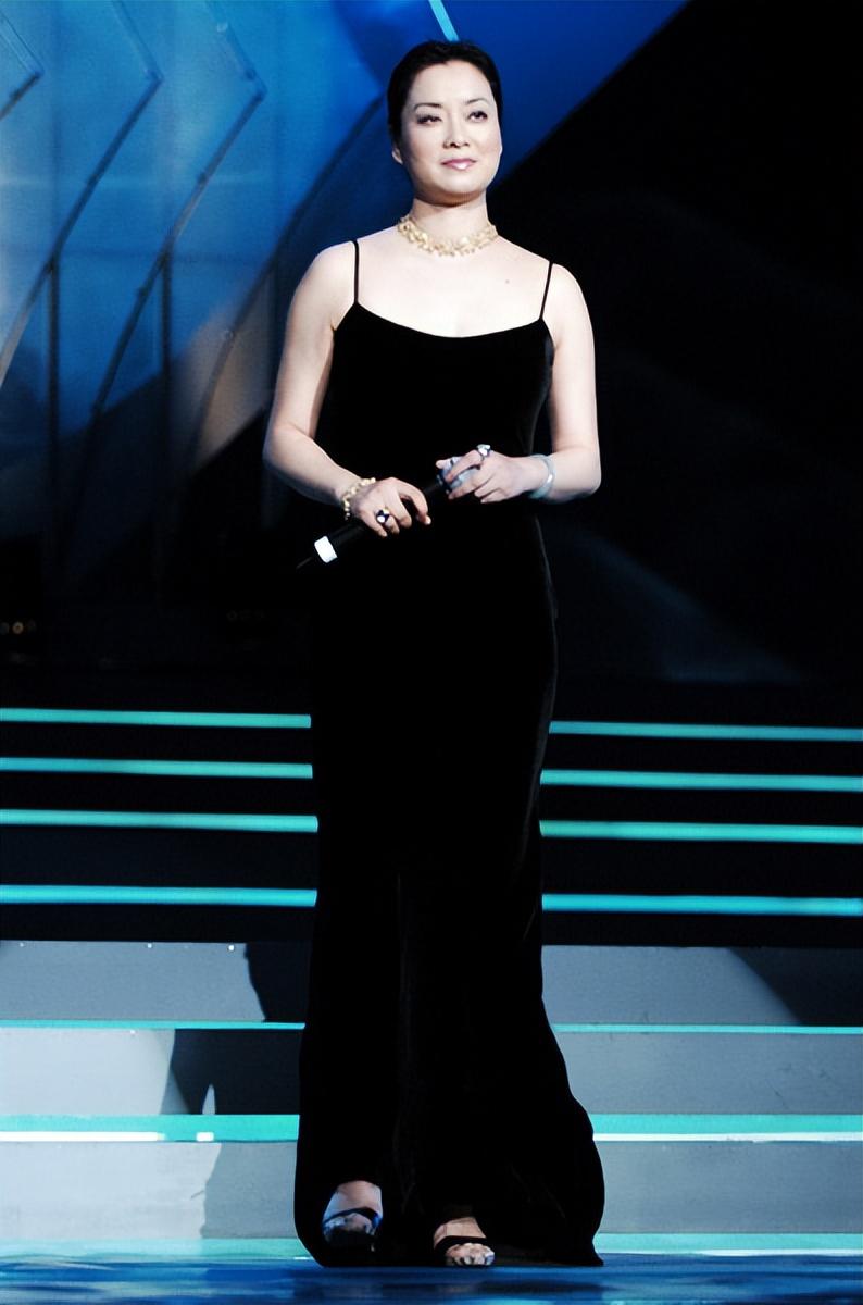 毛阿敏為復出太拼了！60歲吊帶裙與普通婦女無異，但氣質仍優雅-圖3