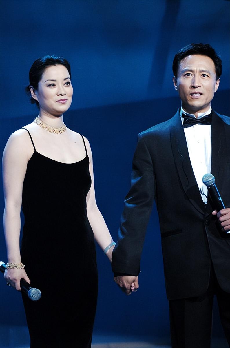 毛阿敏為復出太拼了！60歲吊帶裙與普通婦女無異，但氣質仍優雅-圖2