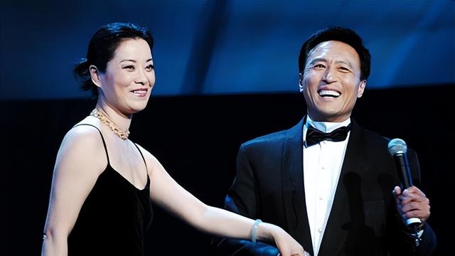 毛阿敏為復出太拼了！60歲吊帶裙與普通婦女無異，但氣質仍優雅-圖1