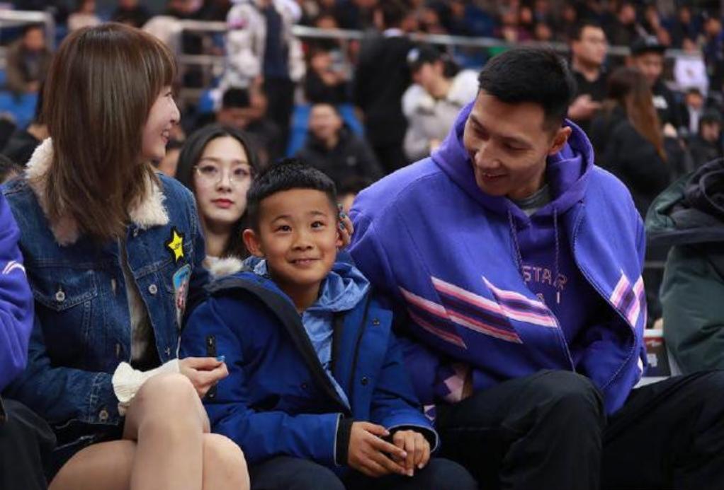 易建聯：娶巴西足球寶貝荊靈，婚后連生兩胎，如今妻兒都定居美國-圖4